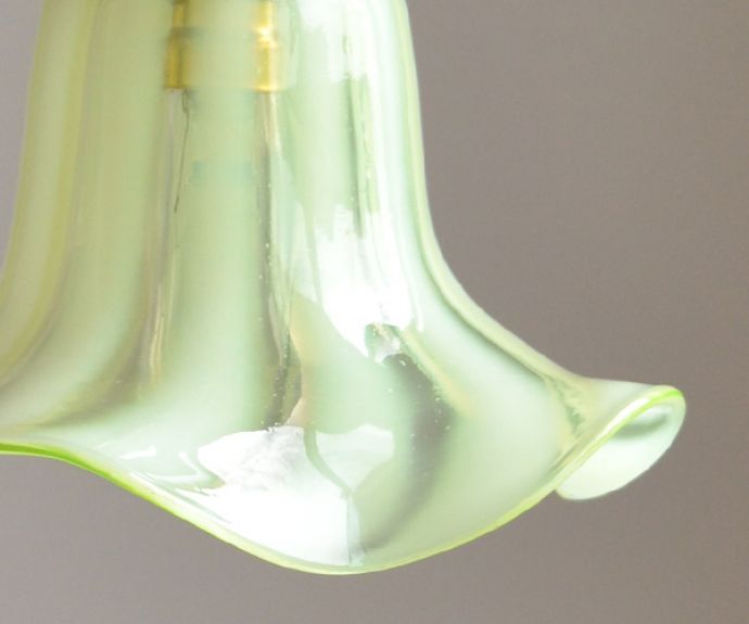 ペンダントライト 照明・ライティング 風にそよぐ優しいシルエット、ヴァセリンのアンティーク シェード ペンダントライト(コード・シャンデリア球・ギャラリーA付き)。シェードは、アンティークのため、誤差があったり、キズ、汚れが入っている場合もあります。(j-121-z)