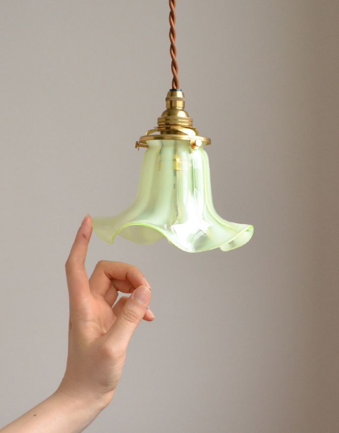 ペンダントライト 照明・ライティング 風にそよぐ優しいシルエット、ヴァセリンのアンティーク シェード ペンダントライト(コード・シャンデリア球・ギャラリーA付き)。ヴァセリンは、光を通すとなんとも言えないステキな雰囲気でお部屋を照らしてくれます。(j-121-z)