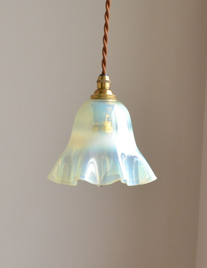 ペンダントライト　照明・ライティング　色が美しいヴァセリンのアンティークシェードペンダントライト（コード・シャンデリア電球付き・ギャラリーなし）。明かりを点けなくてもうっとりしてしまう美しさ。(j-123-z)