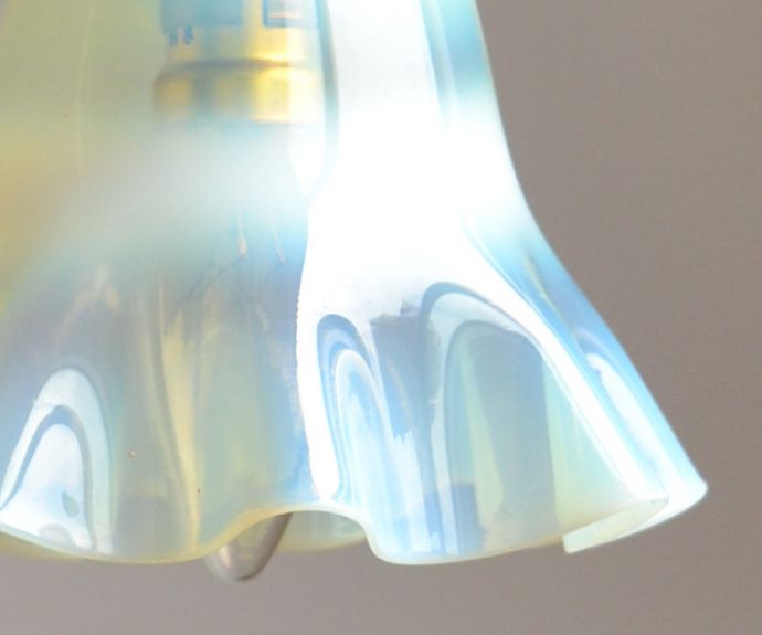 ペンダントライト　照明・ライティング　色が美しいヴァセリンのアンティークシェードペンダントライト（コード・シャンデリア電球付き・ギャラリーなし）。シェードは、アンティークのため、誤差があったり、キズ、汚れが入っている場合もあります。(j-123-z)