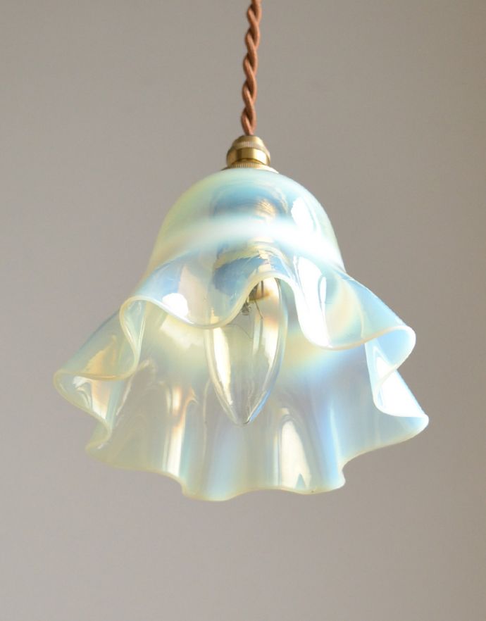 ペンダントライト　照明・ライティング　色が美しいヴァセリンのアンティークシェードペンダントライト（コード・シャンデリア電球付き・ギャラリーなし）。あたたかい光がお部屋を包み込みます。(j-123-z)