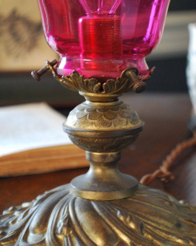 スタンドライト　照明・ライティング　ラズベリーレッドのフリルシェードが可愛い、アンティークのテーブルランプ（ウォールランプ）（Ｅ17丸球付）。隅々まで美しいフランスらしいデザインです。(j-124-z)