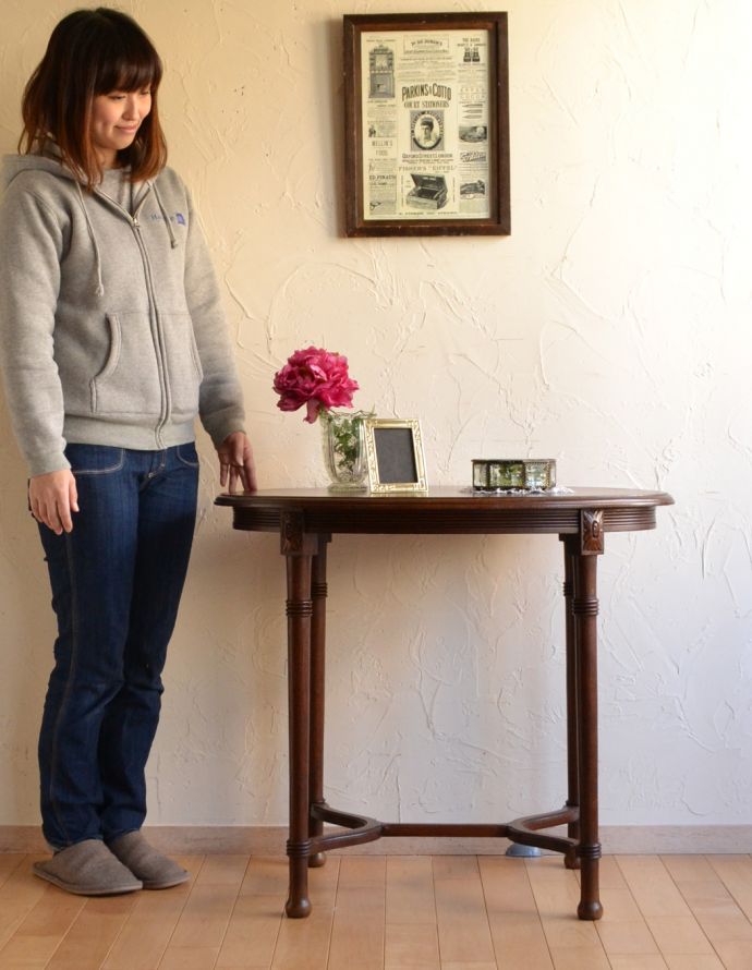 ロイドテーブル　アンティーク家具　フランスらしいデザインのアンティーク家具、オーク材のオケージョナルテーブル。パソコンやお茶をするテーブルにピッタリ！お部屋の片隅に置いてあるだけでオシャレな空気になります。(j-1244-f-1)