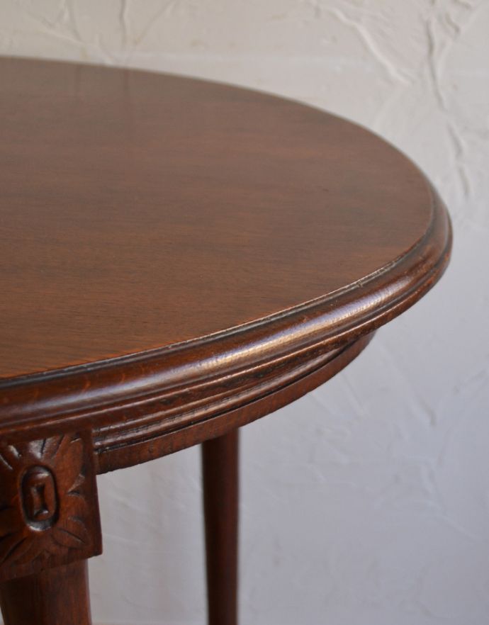 ロイドテーブル　アンティーク家具　フランスらしいデザインのアンティーク家具、オーク材のオケージョナルテーブル。天板の縁も丁寧にラインが彫られています。(j-1244-f-1)