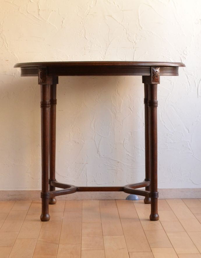 ロイドテーブル　アンティーク家具　フランスらしいデザインのアンティーク家具、オーク材のオケージョナルテーブル。スラっと伸びた華奢な脚。(j-1244-f-1)