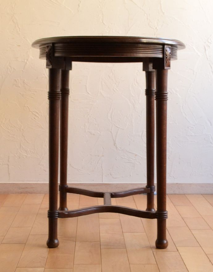 ロイドテーブル　アンティーク家具　フランスらしいデザインのアンティーク家具、オーク材のオケージョナルテーブル。シンプルだけどキレイに見える工夫が感じられるテーブルです。(j-1244-f-1)