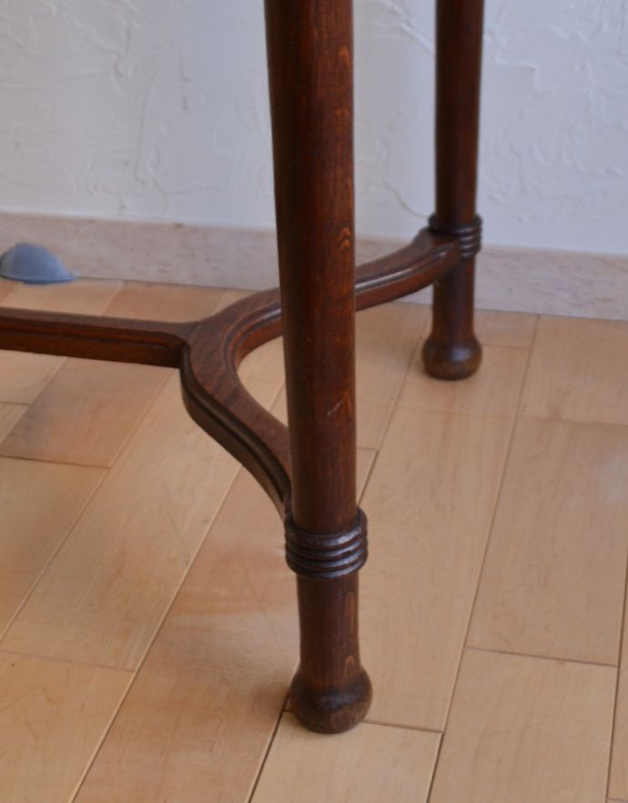 ロイドテーブル　アンティーク家具　フランスらしいデザインのアンティーク家具、オーク材のオケージョナルテーブル。丸い足先が可愛いです。(j-1244-f-1)