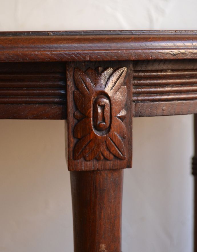 ロイドテーブル　アンティーク家具　フランスらしいデザインのアンティーク家具、オーク材のオケージョナルテーブル。お花の美しい装飾が付いています。(j-1244-f-1)
