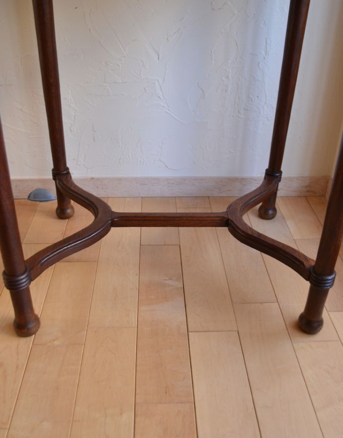 ロイドテーブル　アンティーク家具　フランスらしいデザインのアンティーク家具、オーク材のオケージョナルテーブル。脚の支えの曲線ラインもエレガント。(j-1244-f-1)