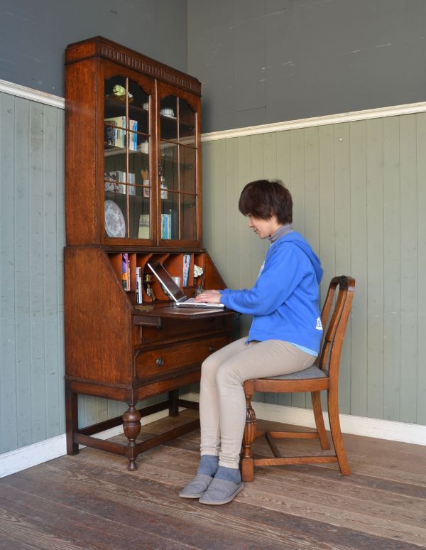 ビューロー アンティーク家具 大容量のアンティーク収納家具、英国のブックビューロー(本棚とデスク)。書き物やパソコンをする時は、ビューローを開いて使ってください。(j-1247-f)