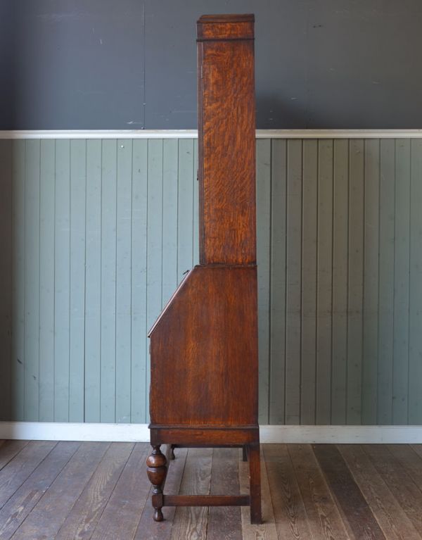 ビューロー アンティーク家具 大容量のアンティーク収納家具、英国のブックビューロー(本棚とデスク)。ビューロー部分を閉じると、すっきりしたキャビネットになります。(j-1247-f)