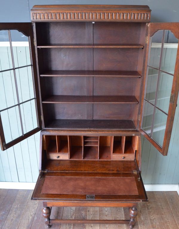 ビューロー アンティーク家具 大容量のアンティーク収納家具、英国のブックビューロー(本棚とデスク)。見せたい雑貨や食器をガラス棚に飾って、見せたくないものは下の引き出しに収納。(j-1247-f)