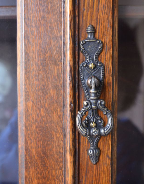 ビューロー アンティーク家具 大容量のアンティーク収納家具、英国のブックビューロー(本棚とデスク)。扉は高級感のある取っ手です。(j-1247-f)