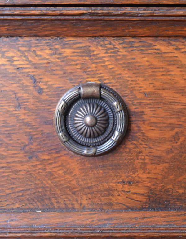 ビューロー アンティーク家具 大容量のアンティーク収納家具、英国のブックビューロー(本棚とデスク)。取っ手の形もアンティークらしく、とっても重厚感があります。(j-1247-f)