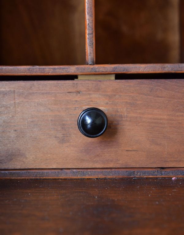 ビューロー アンティーク家具 大容量のアンティーク収納家具、英国のブックビューロー(本棚とデスク)。ビューロー内になる小引き出しの取っ手です。(j-1247-f)