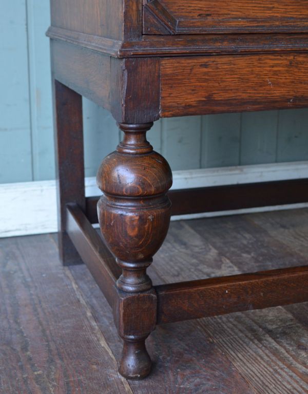 ビューロー アンティーク家具 大容量のアンティーク収納家具、英国のブックビューロー(本棚とデスク)。ビューローをしっかり支える脚です。(j-1247-f)