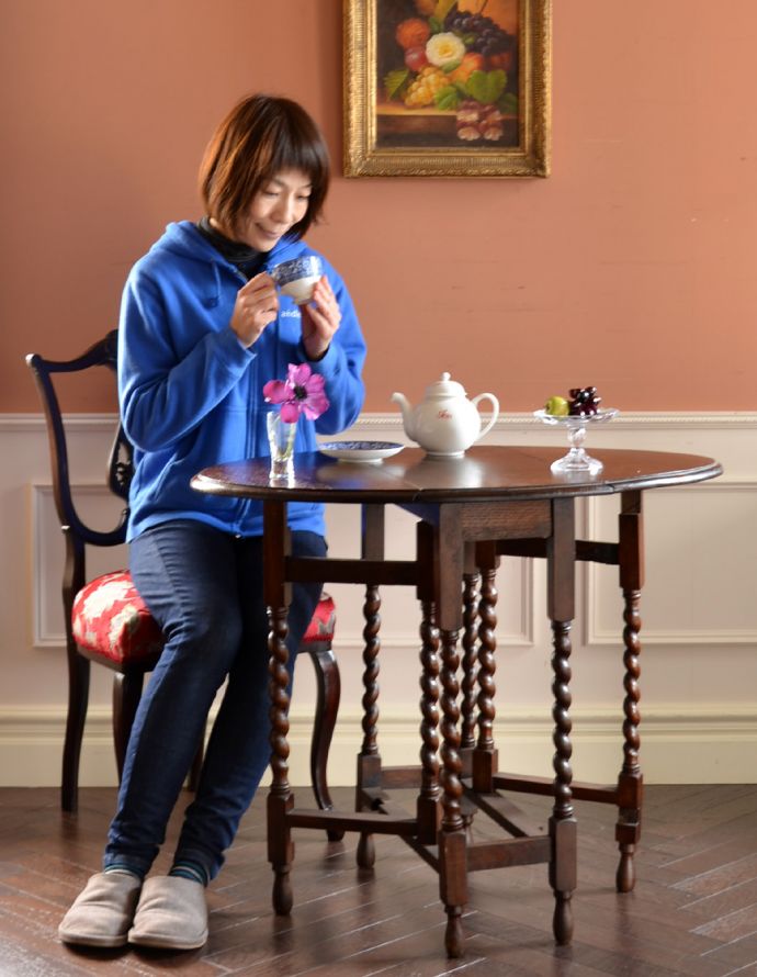 ロイドテーブル アンティーク家具 ティータイムに使うアンティーク家具、伸張式のゲートレッグテーブル。テーブルにしてはコンパクトなサイズです。(j-1253-f-1)