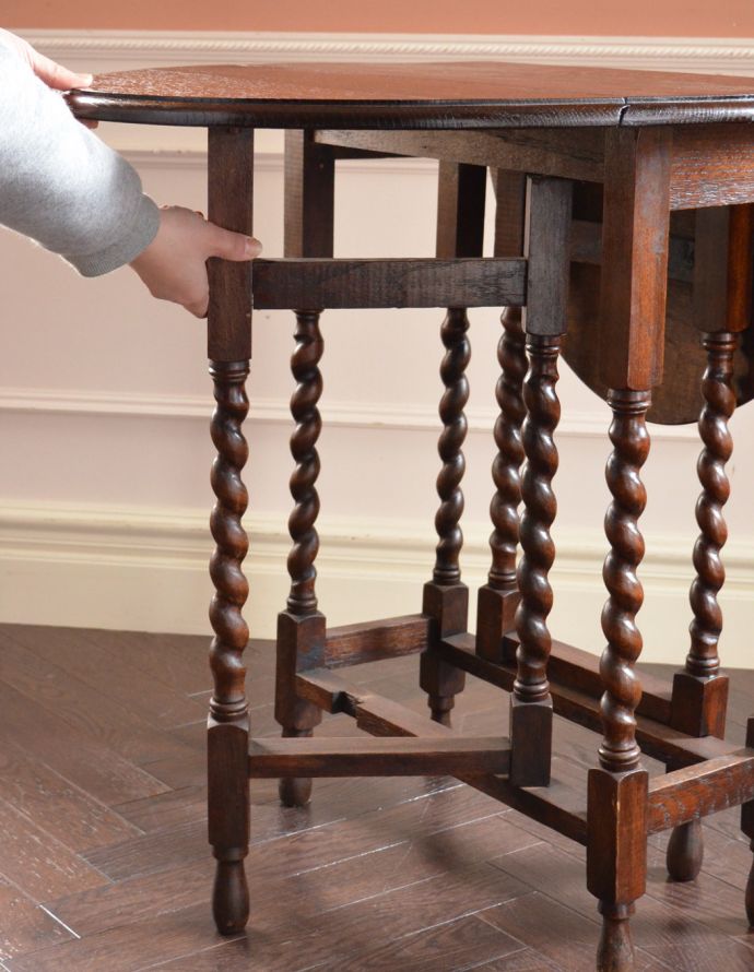 ロイドテーブル アンティーク家具 ティータイムに使うアンティーク家具、伸張式のゲートレッグテーブル。脚を引っ張り出すだけなので、組み立ても簡単!女性の力で大丈夫です。(j-1253-f-1)
