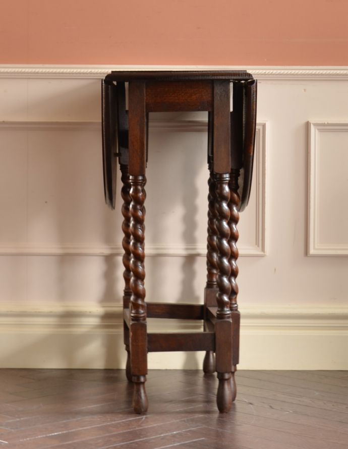 ロイドテーブル アンティーク家具 ティータイムに使うアンティーク家具、伸張式のゲートレッグテーブル。普段は折り曲げておいてパソコンをする時は広げて使ったり・・・。(j-1253-f-1)