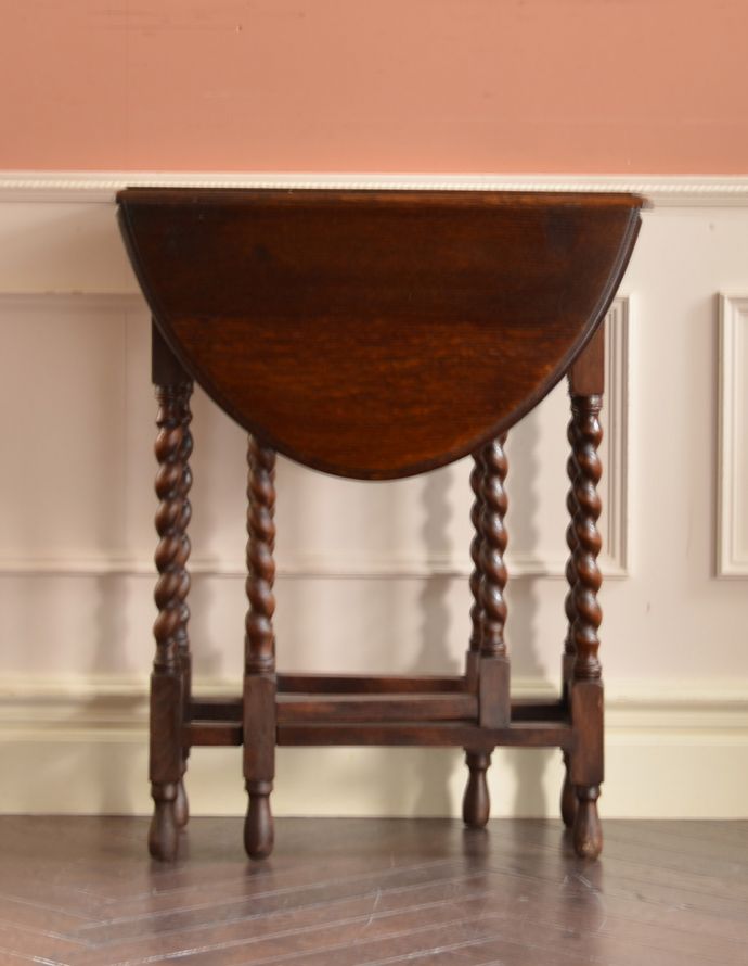 ロイドテーブル アンティーク家具 ティータイムに使うアンティーク家具、伸張式のゲートレッグテーブル。足元のデザインが凝っていて組み脚のようになっています。(j-1253-f-1)