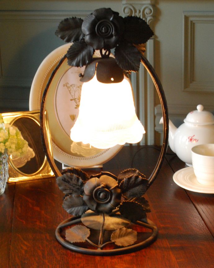 スタンドライト　照明・ライティング　美しいお花デザインのフランスから届いたテーブルランプ、ガラスシェード付き（Ｅ17シャンデリア球付）。隅々までこだわったデザインなのでどこから見ても楽しめます。(j-126-z)