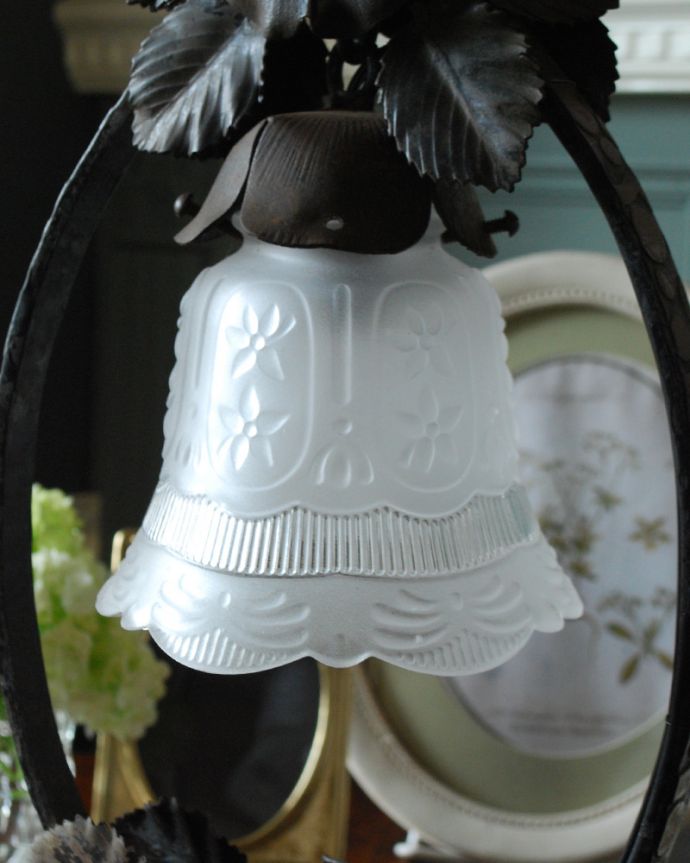 スタンドライト　照明・ライティング　美しいお花デザインのフランスから届いたテーブルランプ、ガラスシェード付き（Ｅ17シャンデリア球付）。お花模様が入っている可愛いシェード。(j-126-z)