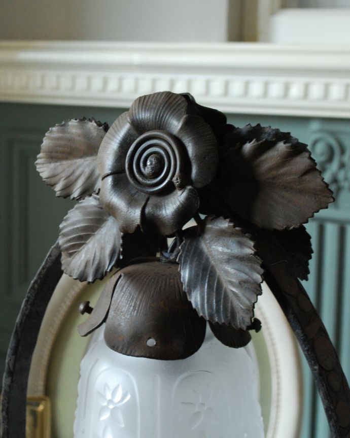 スタンドライト　照明・ライティング　美しいお花デザインのフランスから届いたテーブルランプ、ガラスシェード付き（Ｅ17シャンデリア球付）。トップにも土台にも、美しいお花の装飾が付いています。(j-126-z)