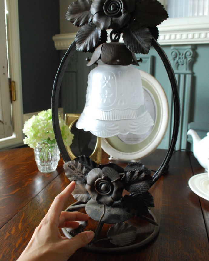 スタンドライト　照明・ライティング　美しいお花デザインのフランスから届いたテーブルランプ、ガラスシェード付き（Ｅ17シャンデリア球付）。このランプの明かりで、ワインを飲んだり、音楽を聴いたり…贅沢な時間を過ごせそうです。(j-126-z)