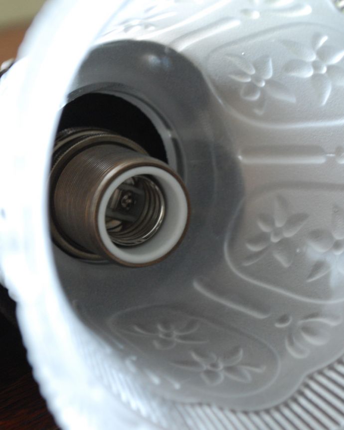 スタンドライト　照明・ライティング　美しいお花デザインのフランスから届いたテーブルランプ、ガラスシェード付き（Ｅ17シャンデリア球付）。しっかりオーバーホウルをしたので、ご安心下さい。(j-126-z)