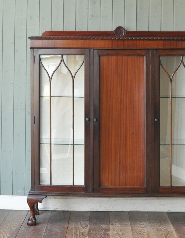 アンティークのキャビネット　アンティーク家具　マホガニー材を使ったアンティーク家具、英国の高級感あるショーケース。濃い茶色のフレームなので、ディスプレイからも高級感が溢れています。(j-1260-f)