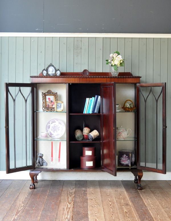 アンティークのキャビネット　アンティーク家具　マホガニー材を使ったアンティーク家具、英国の高級感あるショーケース。３段あります。(j-1260-f)