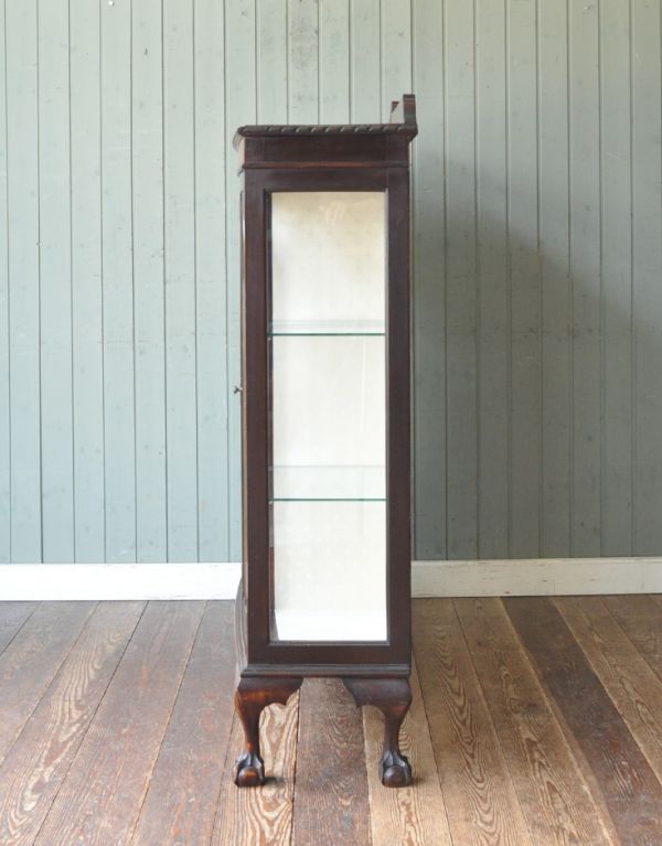 アンティークのキャビネット　アンティーク家具　マホガニー材を使ったアンティーク家具、英国の高級感あるショーケース。サイドもガラスなので、どこから見ても美しいです！しっかり作られているので、安心してお使いいただけます。(j-1260-f)