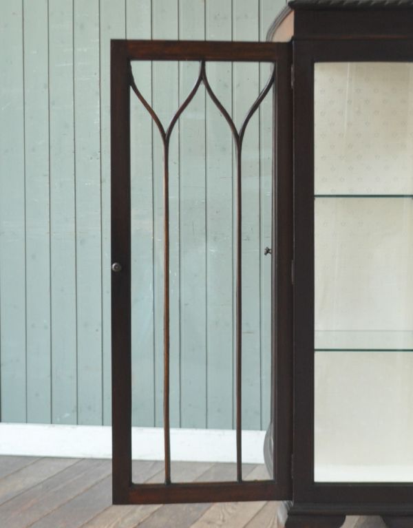 アンティークのキャビネット　アンティーク家具　マホガニー材を使ったアンティーク家具、英国の高級感あるショーケース。ガラスももちろん当時のもの。(j-1260-f)