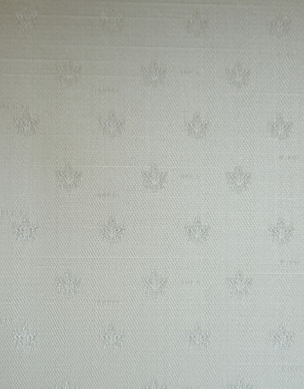 アンティークのキャビネット　アンティーク家具　マホガニー材を使ったアンティーク家具、英国の高級感あるショーケース。柄物の食器やお気に入りのアイテムが引き立つようなシンプルな生地になっています。(j-1260-f)