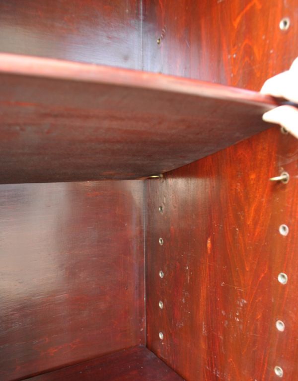 アンティークのキャビネット　アンティーク家具　マホガニー材を使ったアンティーク家具、英国の高級感あるショーケース。木の扉内にある棚板は高さ調節ができます。(j-1260-f)