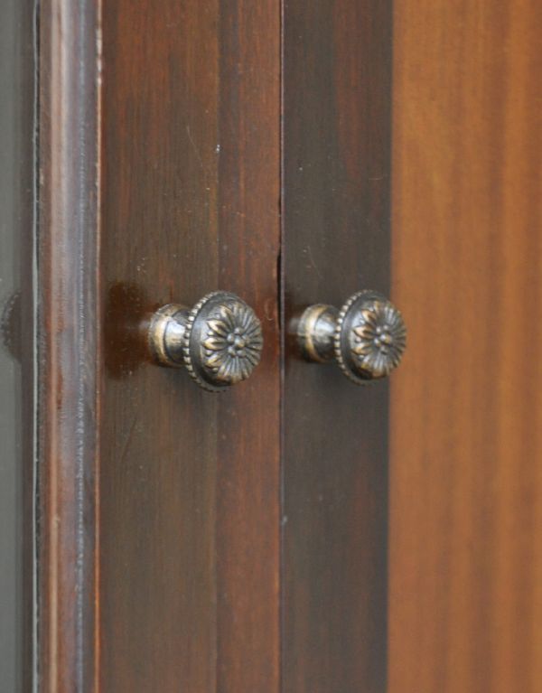 アンティークのキャビネット　アンティーク家具　マホガニー材を使ったアンティーク家具、英国の高級感あるショーケース。丸く握りやすい取っ手がついています。(j-1260-f)