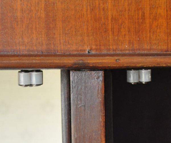 アンティークのキャビネット　アンティーク家具　マホガニー材を使ったアンティーク家具、英国の高級感あるショーケース。扉にはローラーキャッチャーが付いているので、開け閉めがスムーズです。(j-1260-f)