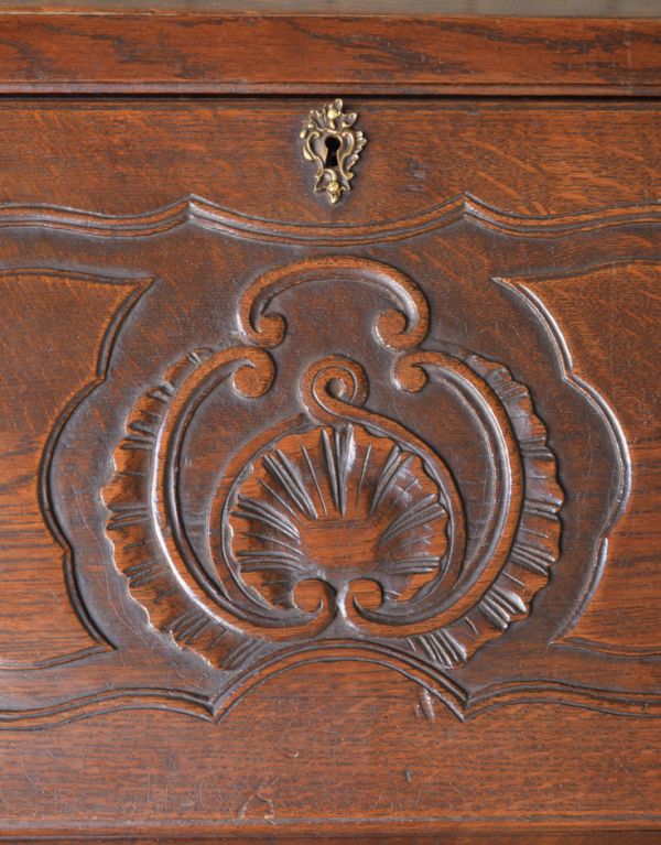 ビューロー　アンティーク家具　フランスらしい豪華な彫が自慢のアンティークビューロー（デスク）。フランスならではの優雅な彫りのデザインうっとりとしてしまいます。(j-1261-f)