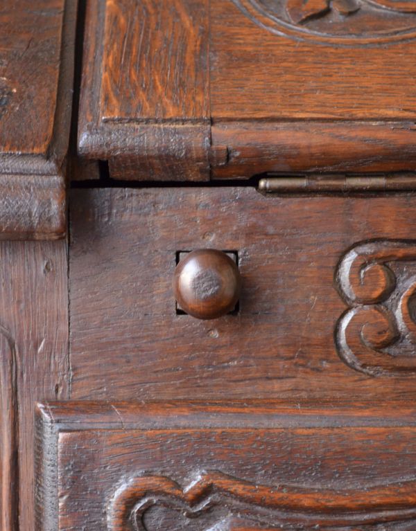 ビューロー　アンティーク家具　フランスらしい豪華な彫が自慢のアンティークビューロー（デスク）。ビューローの支えであるバーは、両サイドに付いています。(j-1261-f)