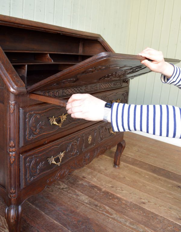 ビューロー　アンティーク家具　フランスらしい豪華な彫が自慢のアンティークビューロー（デスク）。バーを引き出してその上に板をのせるだけなので、簡単です！。(j-1261-f)