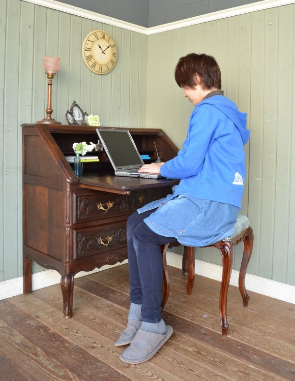 ビューロー　アンティーク家具　フランスらしい豪華な彫が自慢のアンティークビューロー（デスク）。外国製のビューローは装飾があちこちにあるので、絵になるアイテム。(j-1261-f)