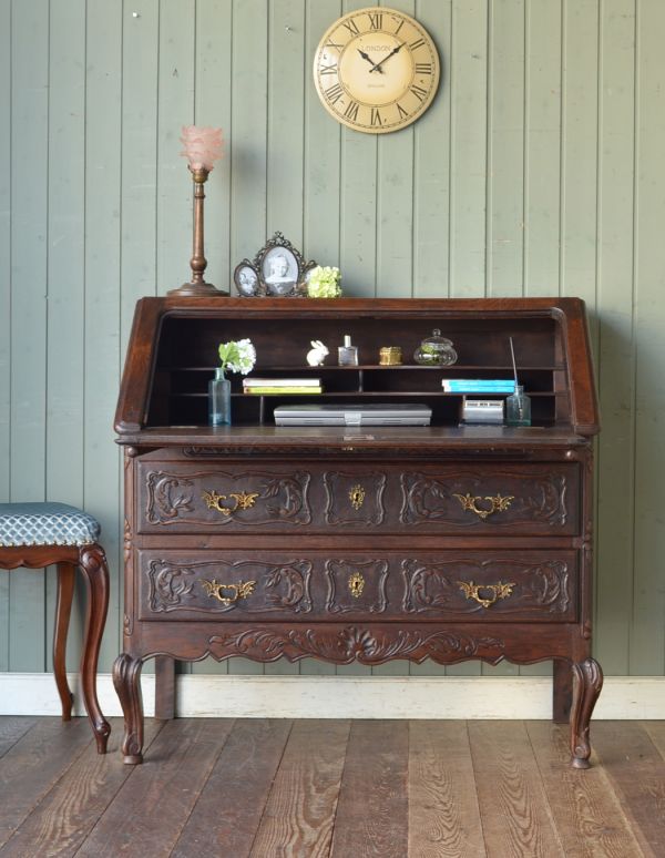 ビューロー　アンティーク家具　フランスらしい豪華な彫が自慢のアンティークビューロー（デスク）。本や筆記用具がスッキリ片付きます。(j-1261-f)