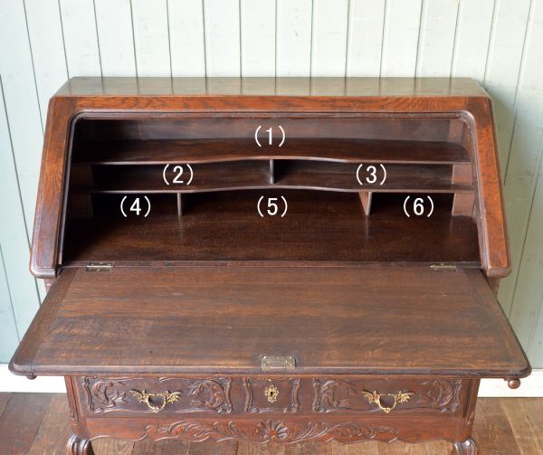 ビューロー　アンティーク家具　フランスらしい豪華な彫が自慢のアンティークビューロー（デスク）。この通り天板は広々しているので、パソコンデスクとしても活躍してくれます。(j-1261-f)