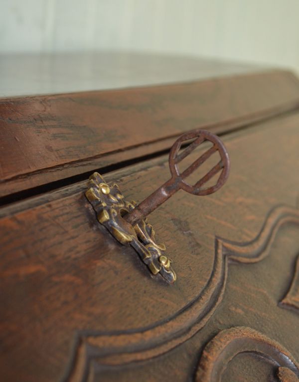 ビューロー　アンティーク家具　フランスらしい豪華な彫が自慢のアンティークビューロー（デスク）。ビューローの開閉には、この鍵を取っ手のように使います。(j-1261-f)