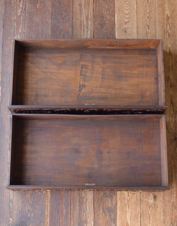 ビューロー　アンティーク家具　フランスらしい豪華な彫が自慢のアンティークビューロー（デスク）。引き出しは２杯付いています。(j-1261-f)