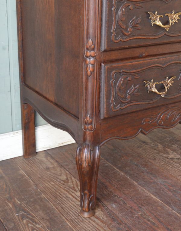 ビューロー　アンティーク家具　フランスらしい豪華な彫が自慢のアンティークビューロー（デスク）。安定感のある脚がしっかり支えます。(j-1261-f)
