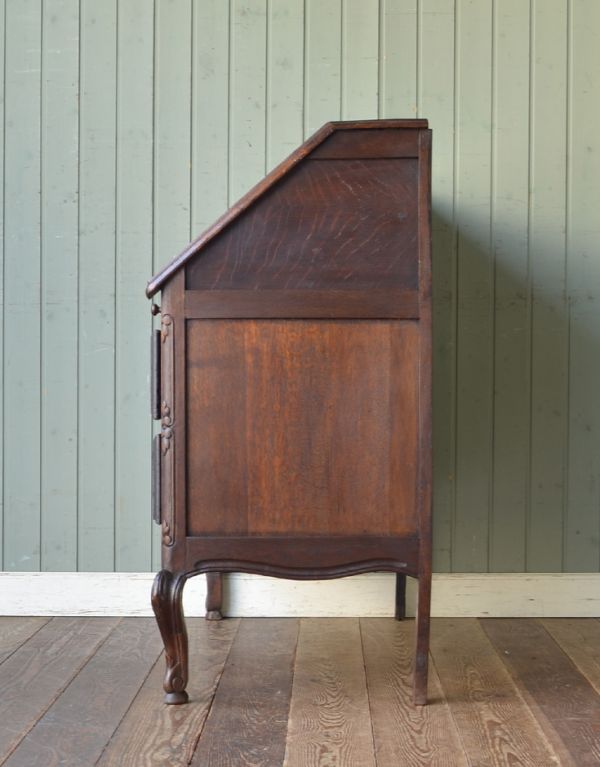 ビューロー　アンティーク家具　フランスらしい豪華な彫が自慢のアンティークビューロー（デスク）。ビューローを閉じると、スッキリとしたキャビネットに。(j-1261-f)