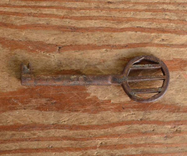 ビューロー　アンティーク家具　フランスらしい豪華な彫が自慢のアンティークビューロー（デスク）。アンティークの風合いがたっぷりの鍵が付いています。(j-1261-f)