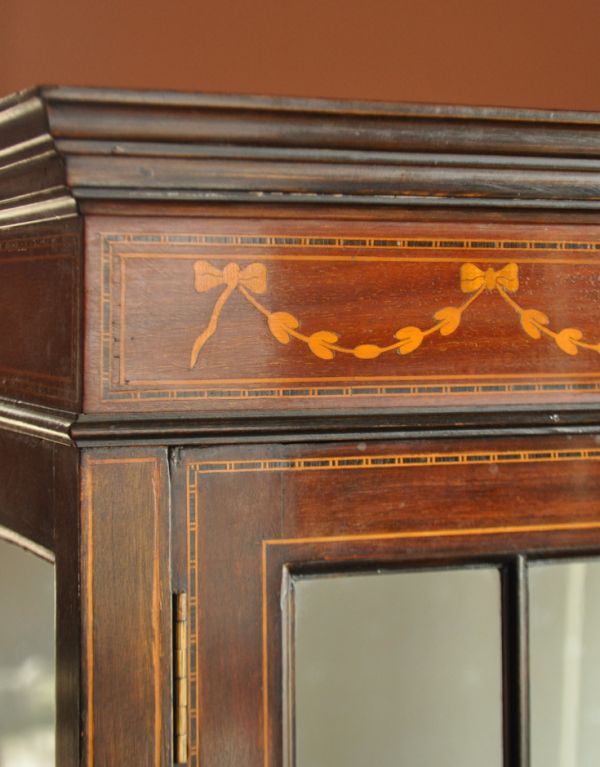 アンティークのキャビネット　アンティーク家具　マホガニー材のアンティーク家具、象嵌が美しいショーケース。素敵な装飾ですよね〜！女性心をくすぐるデザインが気に入っています。(j-1262-f)
