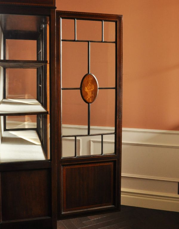 アンティークのキャビネット　アンティーク家具　マホガニー材のアンティーク家具、象嵌が美しいショーケース。アンティークのガラスがキレイにはめ込んであります。(j-1262-f)